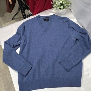 100% Merino Wool Banana Republic Men's Deep Blue V-Neck Sweater